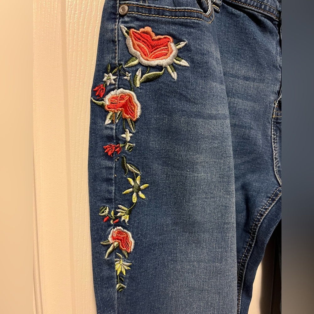 🔥HOST PICK Embroidered Jeans Women Pink Flowers Absolutely Famous 10 Cute Denim